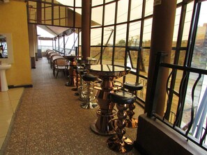2 Bars/Lounges, Poolbar