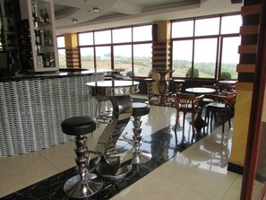 2 barer/lounger och bar vid poolen