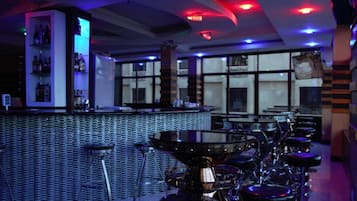 2 bars, bar en bord de piscine