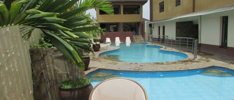 حمّام سباحة خارجي