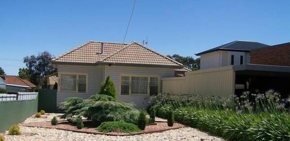 المنطقة المحيطة بالمنشأة