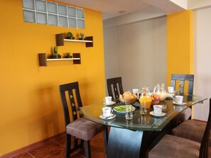 Stort kylskåp, mikrovågsugn, ugn och spishäll