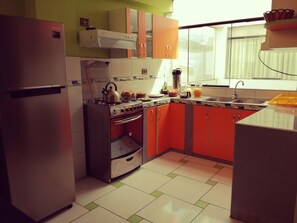 Lägenhet - 3 sovrum - rökare | Eget kök | Stort kylskåp, mikrovågsugn, ugn och spishäll