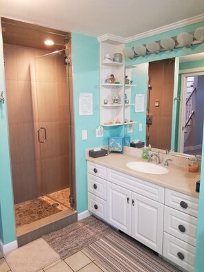 Ensemble douche/baignoire, sèche-cheveux, serviettes fournies