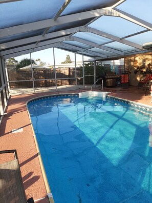 Een verwarmd zwembad