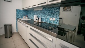 Villa Bernarda | Cocina privada | Frigorífico grande, horno, placa de cocina y hervidor eléctrico