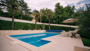 Una piscina al aire libre, cabañas de piscina gratuitas, sombrillas
