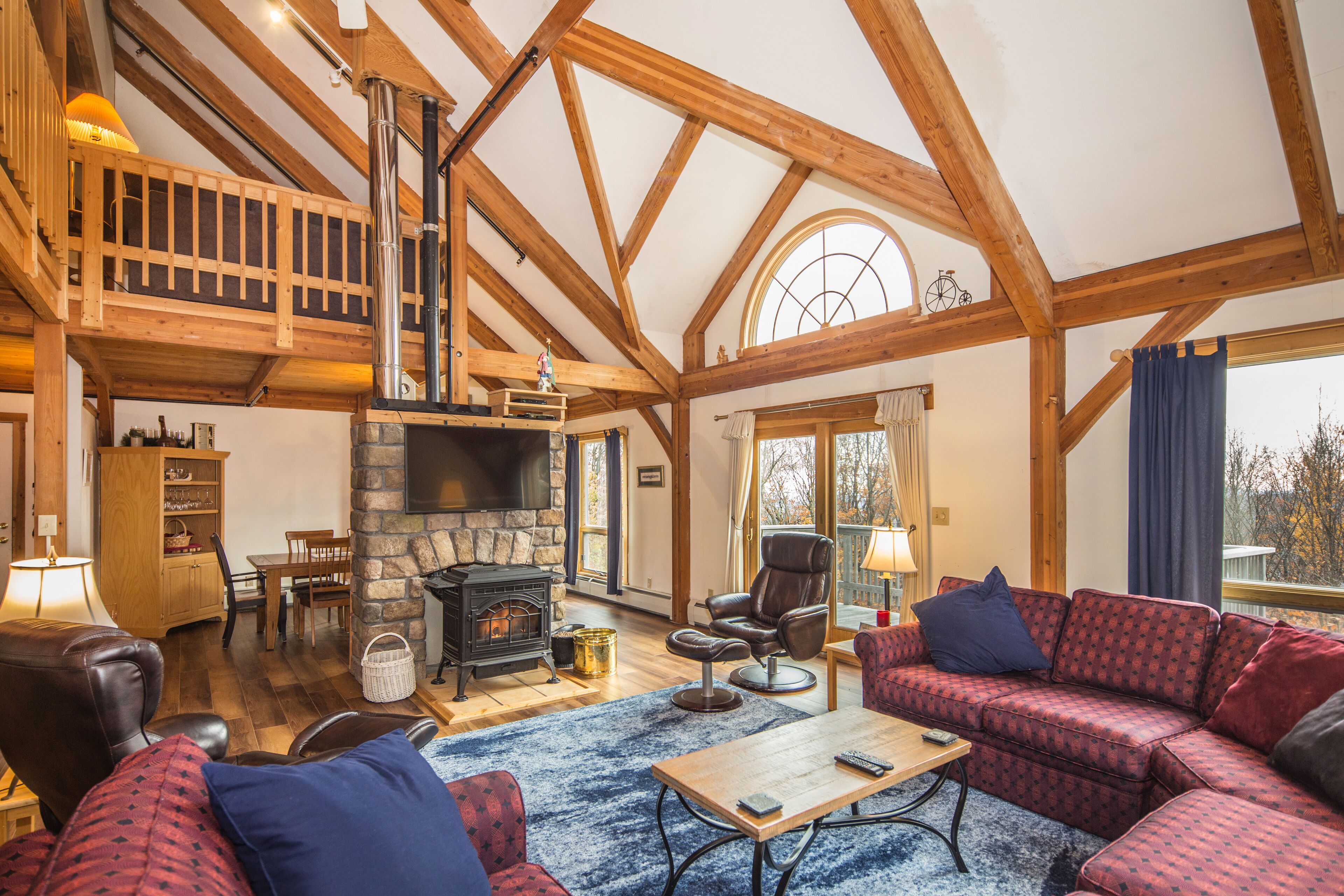 Viewmont Chalet is a wonderful post and beam house with an outdoor hot tub, pool table and close to skiing.