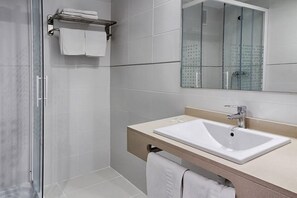 Apartamento, 1 habitación, terraza (2 pax) | Baño | Ducha, artículos de higiene personal gratuitos y secador de pelo