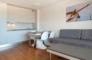 Apartamento, 1 habitación, terraza (2 pax) | Living area | Flat-screen TV - Apartamentos Sol y Vera (Calvia)