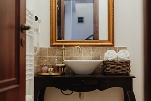 Regadera, secadora de cabello, toallas, jabón 