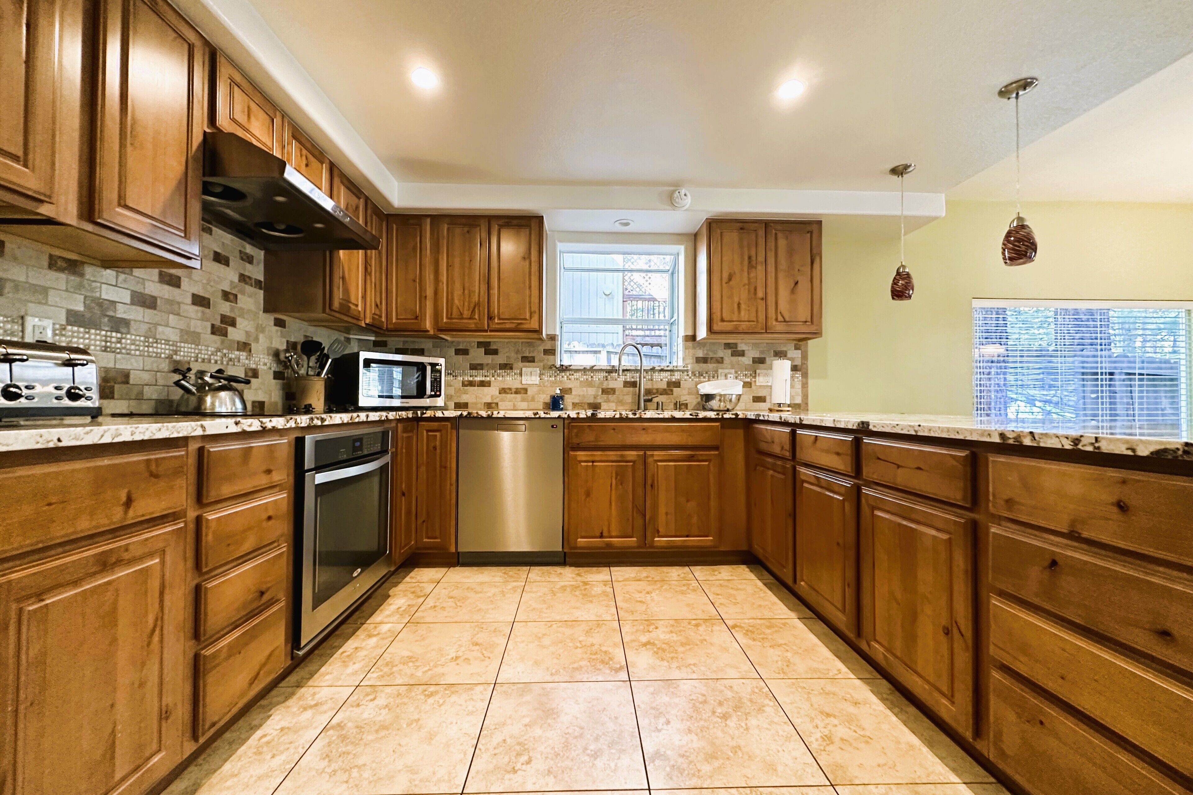 Large Luxury Home near Heavenly, HDTV, Wi-Fi, Pool Table