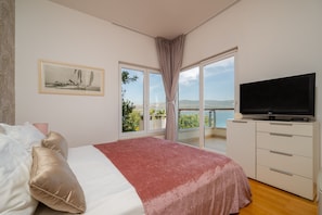 6 Schlafzimmer, Zimmersafe, Schreibtisch, Bügeleisen/Bügelbrett