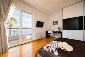 6 bedrooms, in-room safe, desk, iron/ironing board