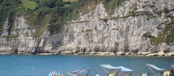 Ideal for families, quiet spot, 4 min walk to beach, village, pubs, restaurants.