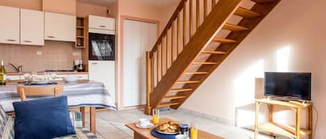 Eine moderne Wohnung mit Küche, Essbereich und Wohnzimmer.