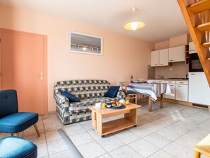 TV - Nice apartment for 2 guests with WIFI, TV, patio and pets allowed (Carnac)