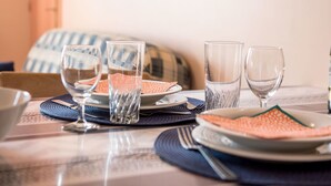 Una tavola imbandita con piatti, bicchieri e posate.