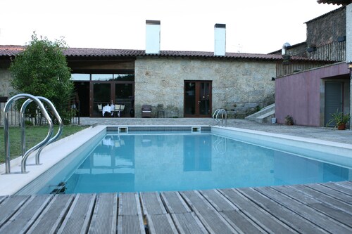 Luxuriöse integrierte Villa mit Außenpool 