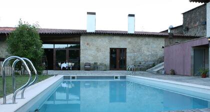 Luxuriöse integrierte Villa mit Außenpool