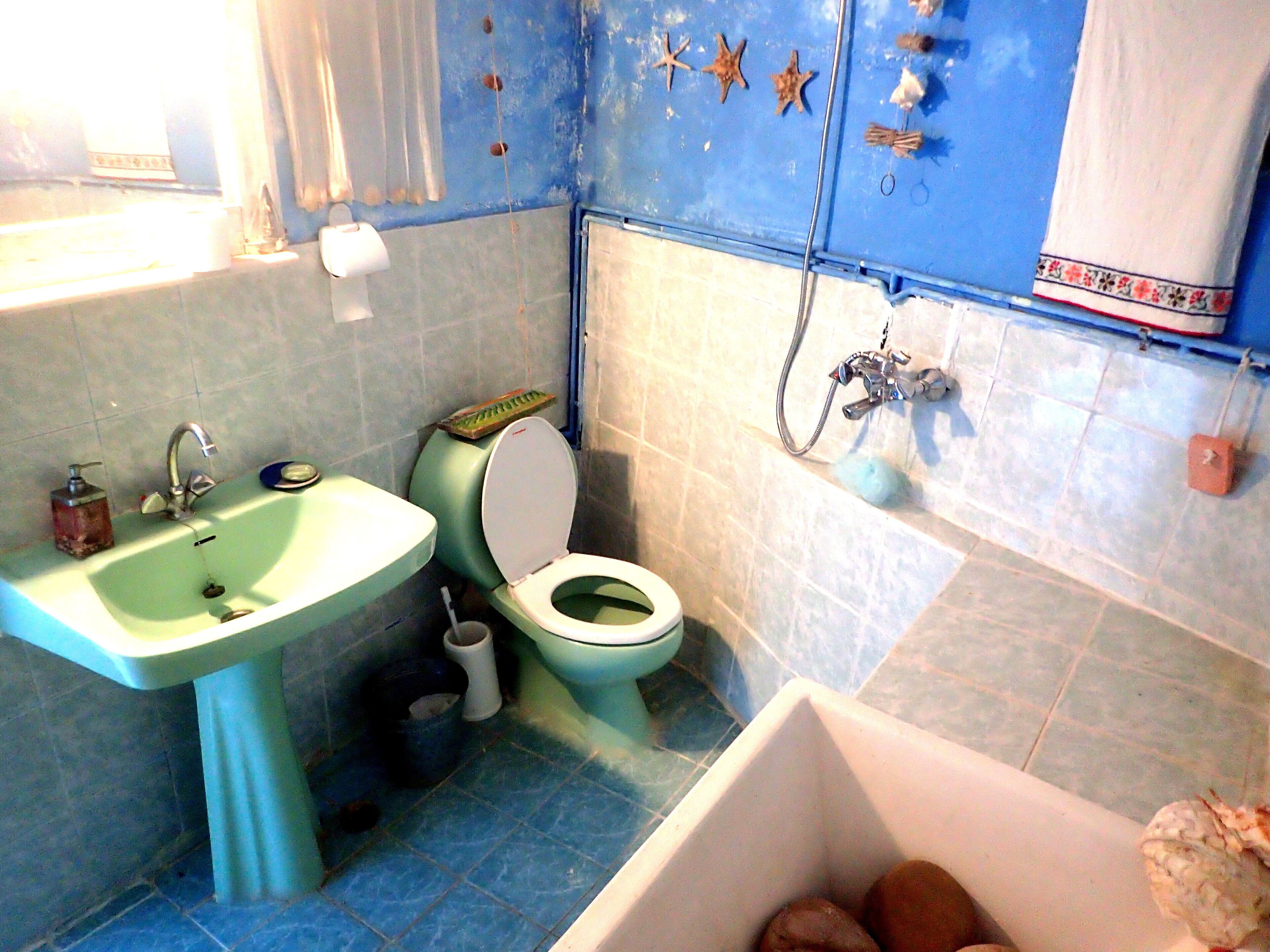Un baño con lavabo, inodoro y bañera.
