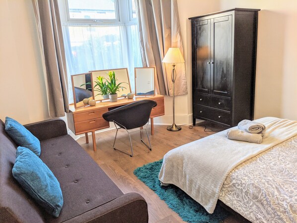 5 bedrooms, desk, iron/ironing board, free WiFi