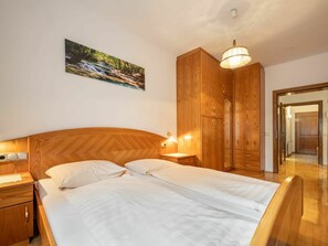 2 bedrooms, travel cot, free WiFi