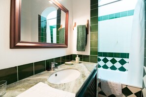 Tina con regadera, secadora de cabello, bidet, toallas 