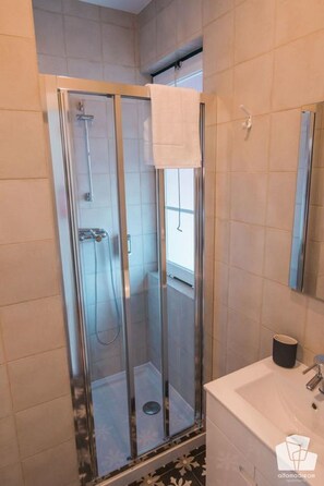 Dusche, Haartrockner, Handtücher, Shampoo
