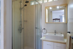 Douche, sèche-cheveux, bidet, serviettes fournies