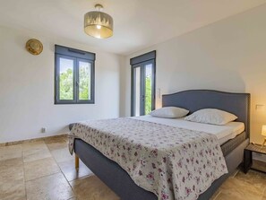 3 quartos, berço de viagem, Wi-Fi de cortesia, roupa de cama
