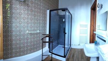 Ensemble douche/baignoire, sĂšche-cheveux, serviettes fournies