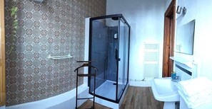 Duschwanne, Haartrockner, Handtücher