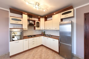 Refrigerador, microondas, horno, placa de cocina