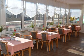 Esmorzar diari d'estil bufet gratuït 