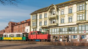 En historisk bygning med store vinduer og en traditionel facade.
