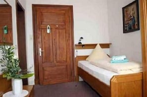 Caixa forta a l'habitació i mobiliari individual