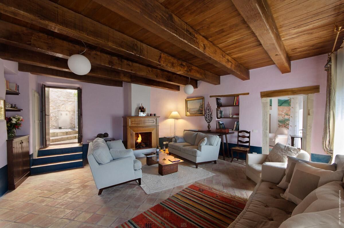 Smart TV, chimenea y libros 