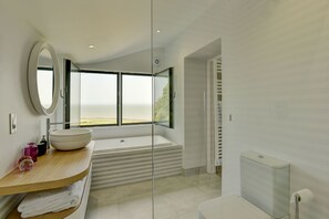 Badewanne, Haartrockner, Handtücher, Seife