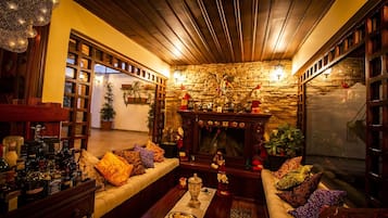 Plasma TV, fireplace, Netflix