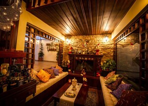 Télévisions à écran plasma, cheminée, Netflix