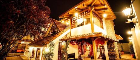 Fassade der Unterkunft – Abend/Nacht