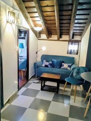 TV connectée, livres, espaces bureaux