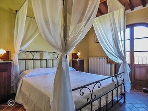 5 bedrooms, iron/ironing board, free WiFi, bed sheets