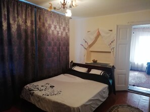 1 slaapkamer, een bureau, geluiddichte muren