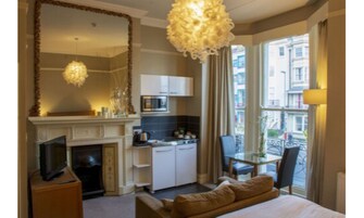 Habitación doble superior, 1 cama doble, no fumadores, vistas parciales al mar | Cocina básica privada | Microondas y hervidor eléctrico