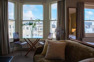 Una televisión de pantalla plana