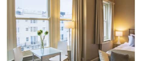 Chambre supérieure double, 1 lit double, non-fumeur, vue partielle sur l'océan | Repas dans la chambre