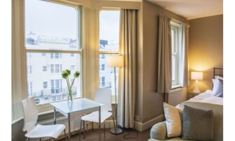 Superior Δίκλινο Δωμάτιο (Double), 1 Διπλό Κρεβάτι, Μη Καπνιστών, Μερική Θέα στη Θάλασσα | Γεύματα στο δωμάτιο