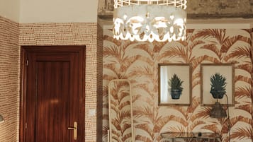 5 slaapkamers, een strijkplank/strijkijzer, reisbedje, gratis wifi